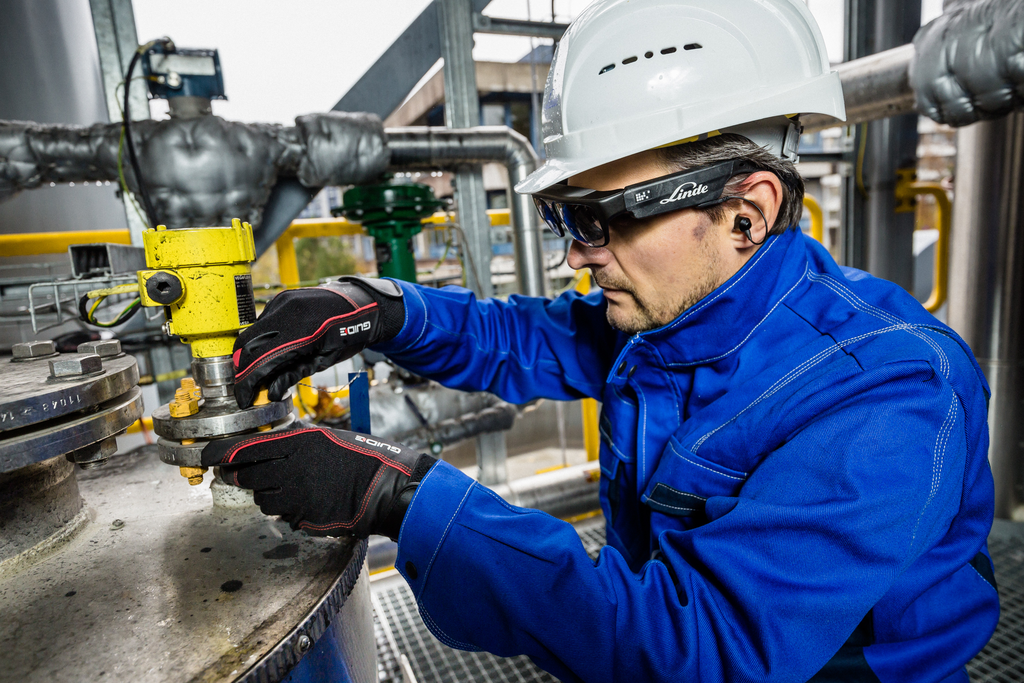 industrial plant operator wirking with the help of augmented reality